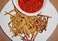 Pommes Frites mit scharfem Dip