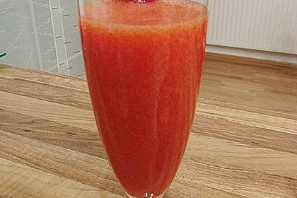 Zitronen - Sekt - Cocktail mit Erdbeeren