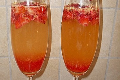Zitronen - Sekt - Cocktail mit Erdbeeren 2