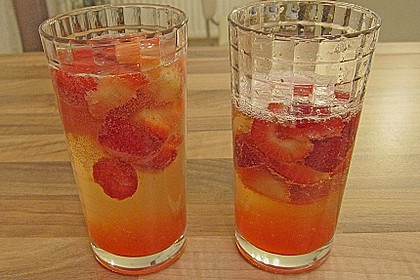 Zitronen - Sekt - Cocktail mit Erdbeeren 4