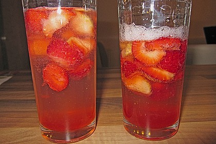 Zitronen - Sekt - Cocktail mit Erdbeeren 5