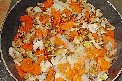 H&auml;hnchengeschnetzeltes mit Champignons und M&ouml;hren