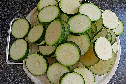 Zucchini in einer Knoblauch - Walnuss - Joghurt - Sauce