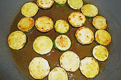 Zucchini in einer Knoblauch - Walnuss - Joghurt - Sauce 1