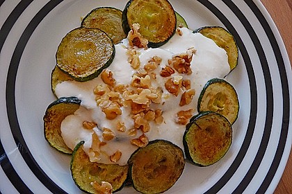 Zucchini in einer Knoblauch - Walnuss - Joghurt - Sauce 2
