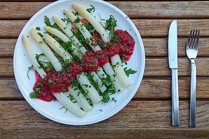 Spargel auf Räucherlachs mit Himbeerdressing 3