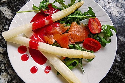 Spargel auf Räucherlachs mit Himbeerdressing