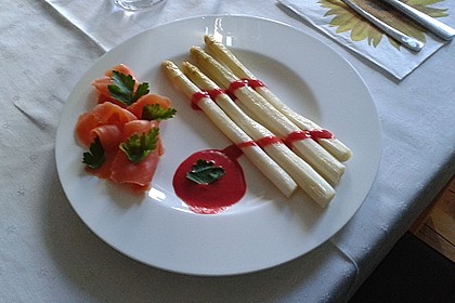 Spargel auf Räucherlachs mit Himbeerdressing 2