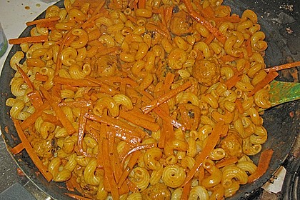 M&ouml;hrennudeln mit Wurstb&auml;llchen