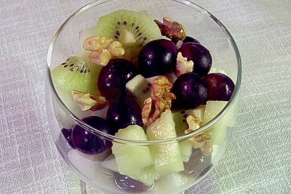 Fruchtiger Sommersalat auf feiner Creme de Quark
