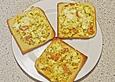 Feta mit Ei und Tomaten auf Toast
