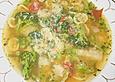 Mediterrane Brokkolisuppe mit Pinienkernen
