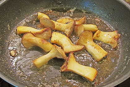 Schellfisch in Lachsfarce mit Wirsingmantel an Linsen und Pilzen in einer Sahnesauce 12