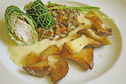 Schellfisch in Lachsfarce mit Wirsingmantel an Linsen und Pilzen in einer Sahnesauce 14