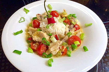 Scharfe Hühnersuppe in Kokosmilch
