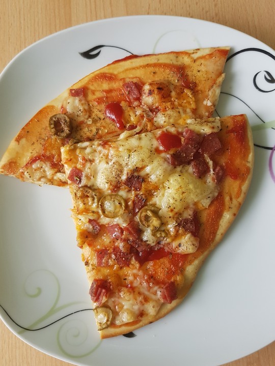 Knusprig dünne Pizza mit Chorizo und Mozzarella (Rezept mit Bild ...