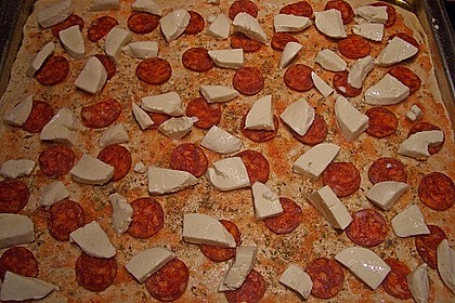 Knusprig d&uuml;nne Pizza mit Chorizo und Mozzarella 2