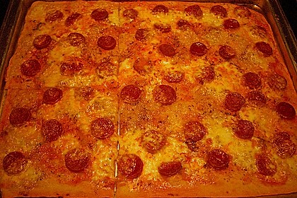 Knusprig d&uuml;nne Pizza mit Chorizo und Mozzarella 3