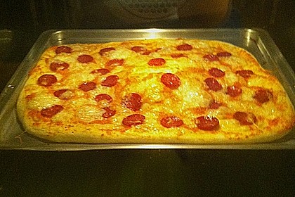 Knusprig d&uuml;nne Pizza mit Chorizo und Mozzarella 6