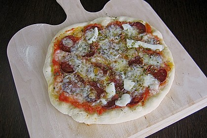 Knusprig d&uuml;nne Pizza mit Chorizo und Mozzarella 7