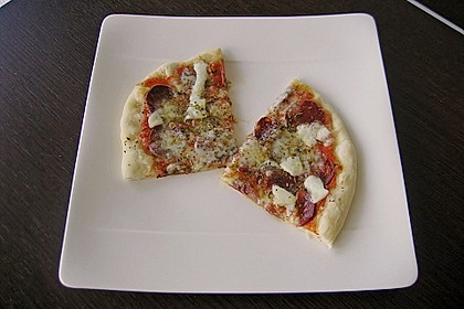 Knusprig d&uuml;nne Pizza mit Chorizo und Mozzarella 8