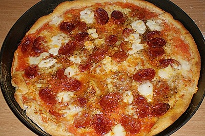 Knusprig d&uuml;nne Pizza mit Chorizo und Mozzarella