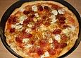 Knusprig d&uuml;nne Pizza mit Chorizo und Mozzarella