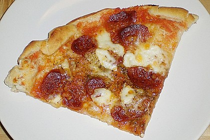 Knusprig d&uuml;nne Pizza mit Chorizo und Mozzarella 1