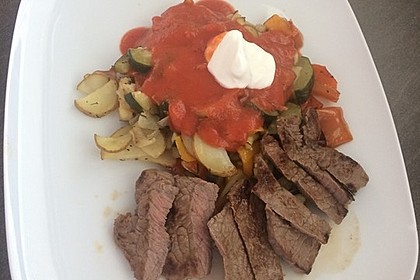 Mediterranes gebackenes Gemüse mit Joghurt - Tomatensauce 31