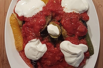 Mediterranes gebackenes Gemüse mit Joghurt - Tomatensauce 25