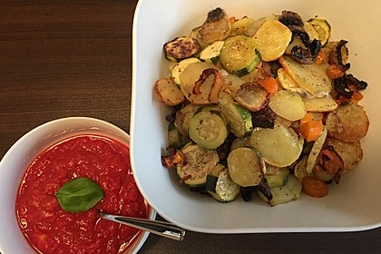 Mediterranes gebackenes Gemüse mit Joghurt - Tomatensauce 28