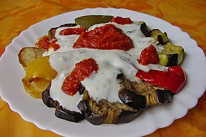 Mediterranes gebackenes Gemüse mit Joghurt - Tomatensauce 3