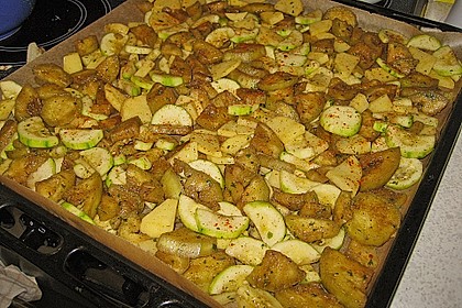 Mediterranes gebackenes Gemüse mit Joghurt - Tomatensauce 32