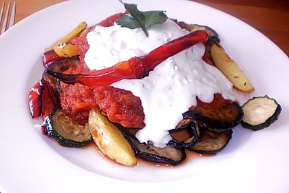 Mediterranes gebackenes Gemüse mit Joghurt - Tomatensauce 7