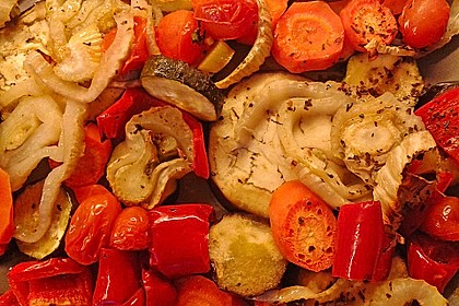Mediterranes gebackenes Gemüse mit Joghurt - Tomatensauce 16