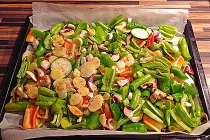 Mediterranes gebackenes Gemüse mit Joghurt - Tomatensauce 9
