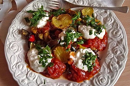 Mediterranes gebackenes Gemüse mit Joghurt - Tomatensauce 2