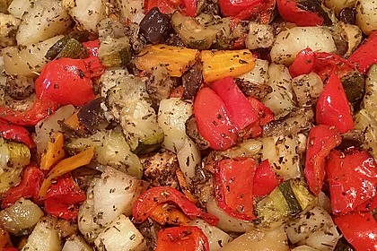 Mediterranes gebackenes Gemüse mit Joghurt - Tomatensauce 17