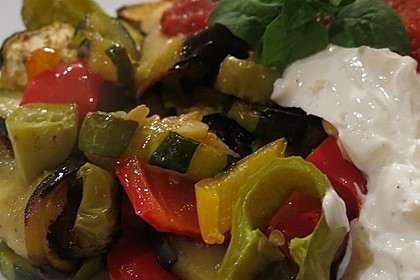 Mediterranes gebackenes Gemüse mit Joghurt - Tomatensauce 5