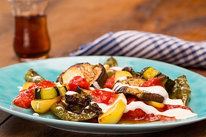 Mediterranes gebackenes Gemüse mit Joghurt - Tomatensauce