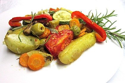 Mediterranes gebackenes Gemüse mit Joghurt - Tomatensauce 4