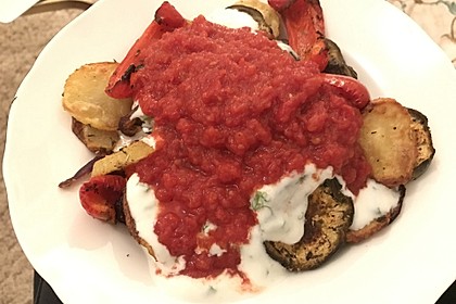 Mediterranes gebackenes Gemüse mit Joghurt - Tomatensauce 26