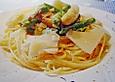 Gr&uuml;ner und wei&szlig;er Spargel mit Kr&auml;uterseitlingen auf Spaghetti