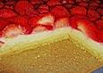 K&auml;sekuchen mit einer Decke aus Erdbeeren