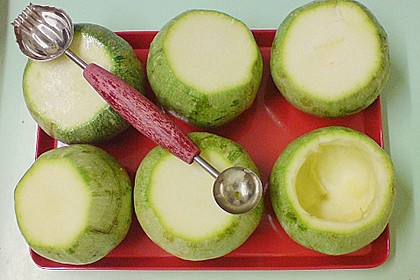 Zucchini mit Hackfleischf&uuml;llung und Ei - Zitronensauce