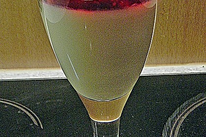 Marzipancreme auf Beerencoktail