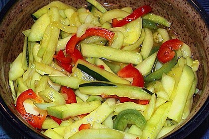 Zucchini, eingelegt mit Paprika und Knoblauch 7