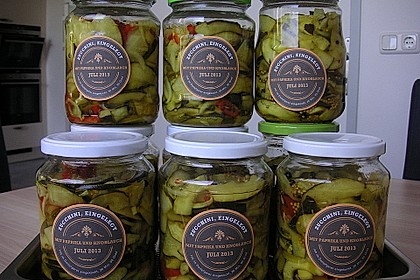 Zucchini, eingelegt mit Paprika und Knoblauch 2