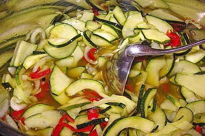 Zucchini, eingelegt mit Paprika und Knoblauch 5
