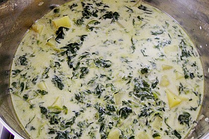 Kartoffelsuppe mit Zwiebeln und Spinat